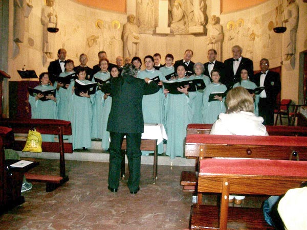 EL Coro Mixto Peña Santa actuando en la iglesia parroquial-1