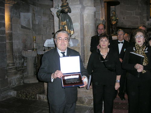 El Director del Coro con la placa junto a los coristas (Ev_Conc_Parador_06_7.jpg)