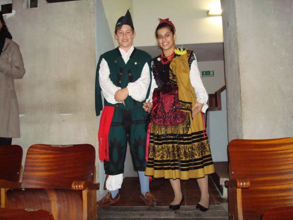 Abanderados del Coro Mixto PEÑA SANTA (b7-fg-abanderados.jpg)